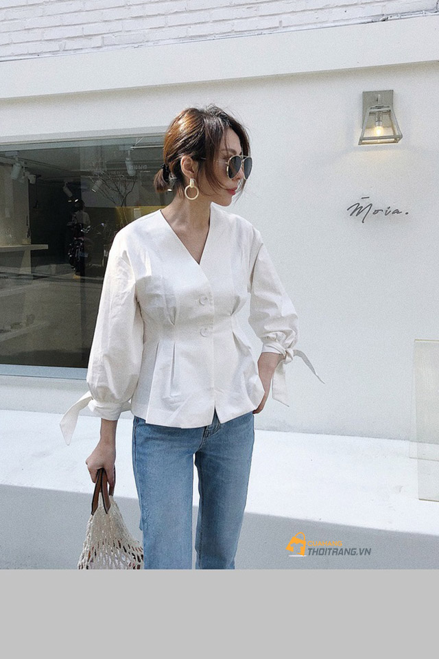 Áo blouse trắng nhấn eo