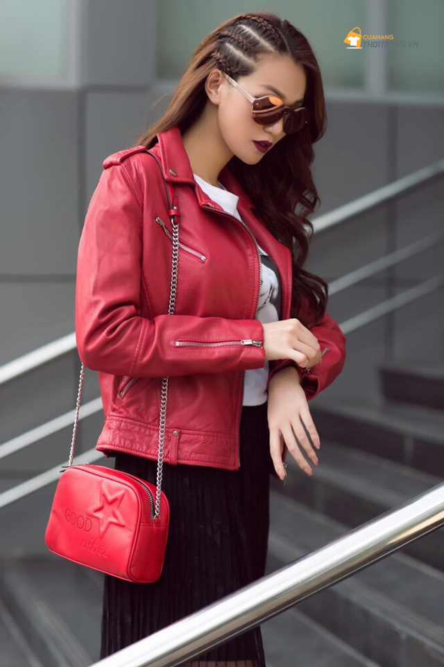 Túi xách đỏ kết hợp trang phục màu đỏ đen