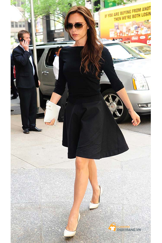 Váy đen phối với giày màu trắng hoàn hảo