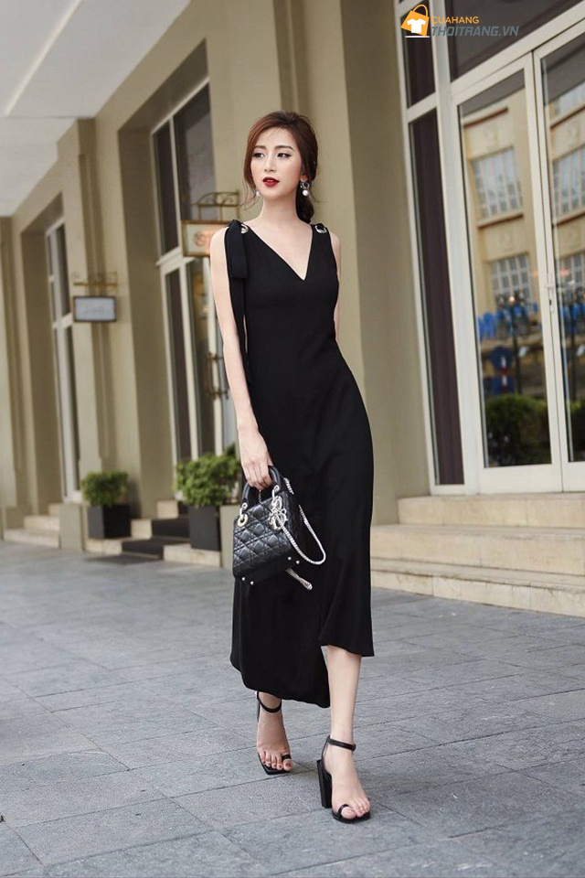 Váy đen phối với giày màu đen ton-sur-ton thời thượng