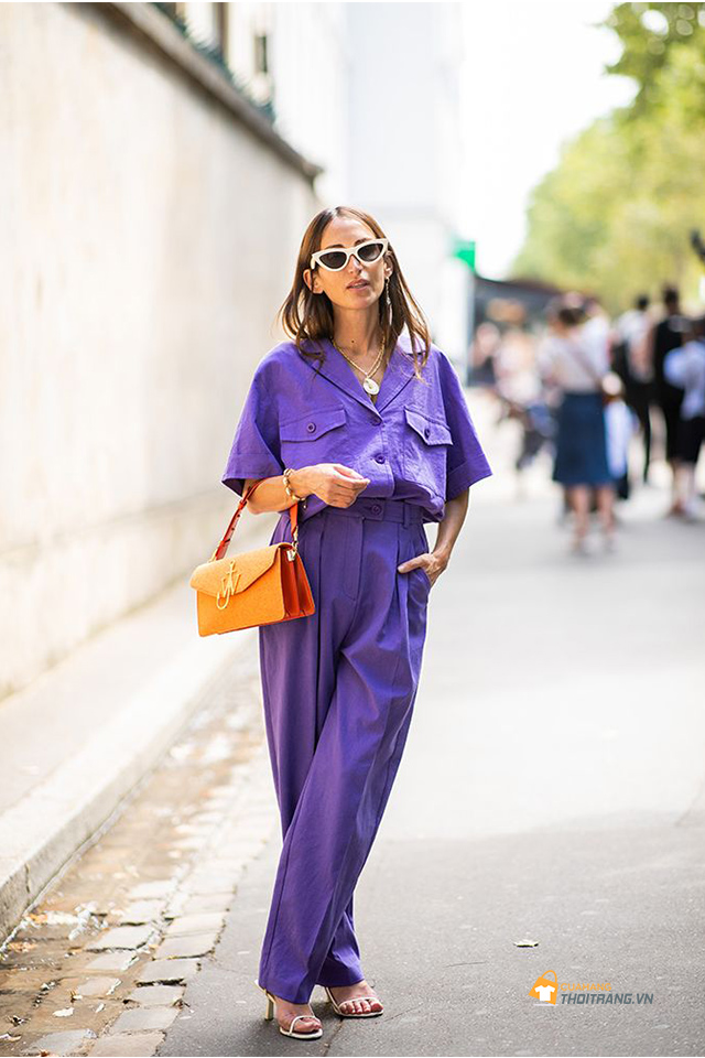 Chiếc túi xách cam đầy cá tính này sẽ tô điểm cho chiếc váy tím khiến bạn nổi bần bật như một fashionita