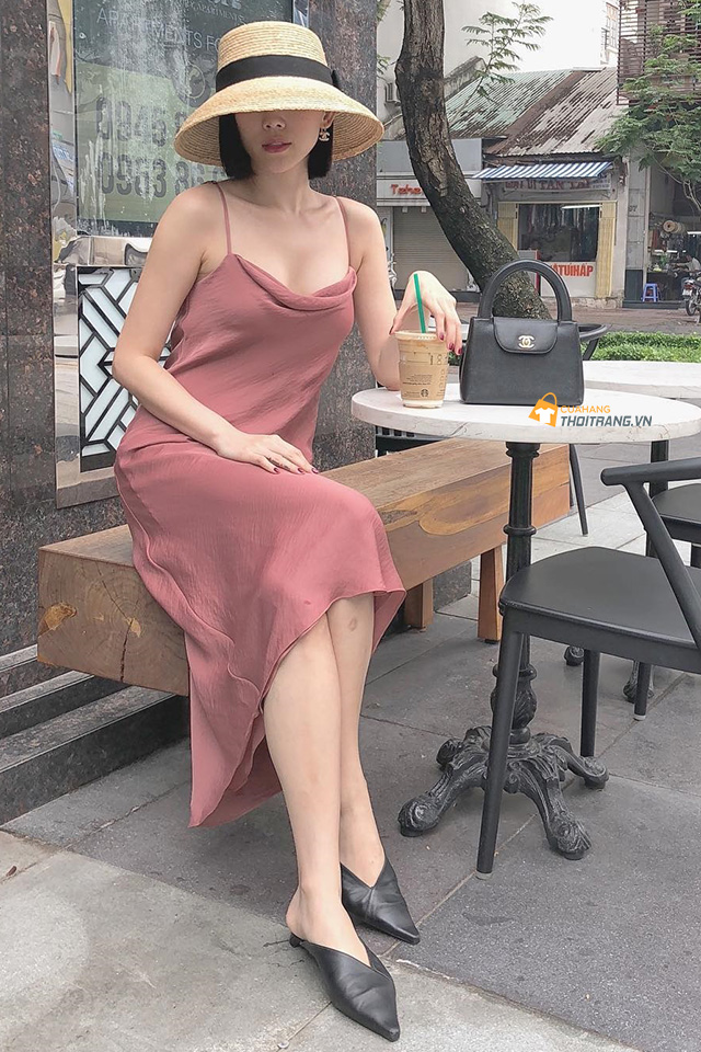 Váy slip dress cổ đổ màu hồng nữ tính ghi điểm trong lần hẹn hò đầu tiên