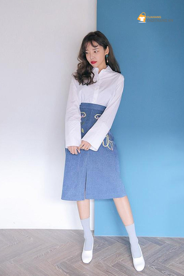 Trang phục đi học với áo sơ mi với chân váy họa tiết xanh dịu mát
