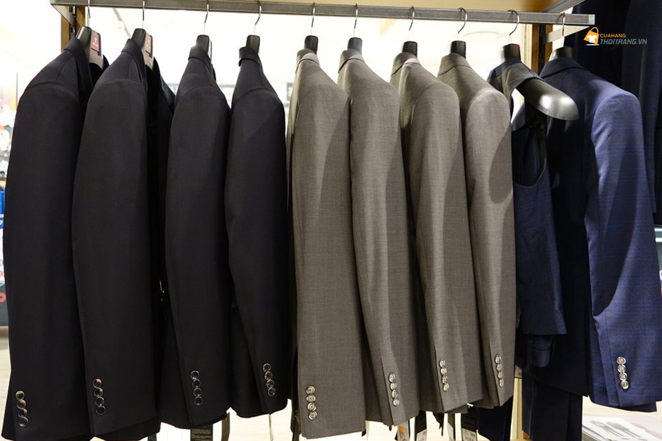 Treo vest trên những chiếc mắc áo cứng cáp và bảo quản chúng trong tủ quần áo
