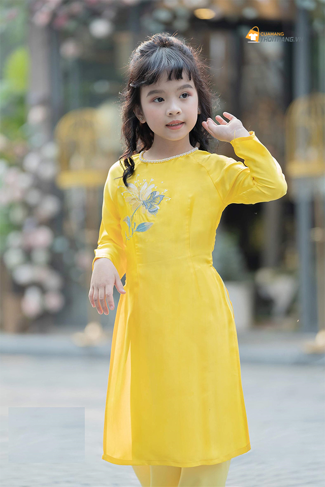 Áo dài bé gái cổ tròn, màu vàng rực rỡ