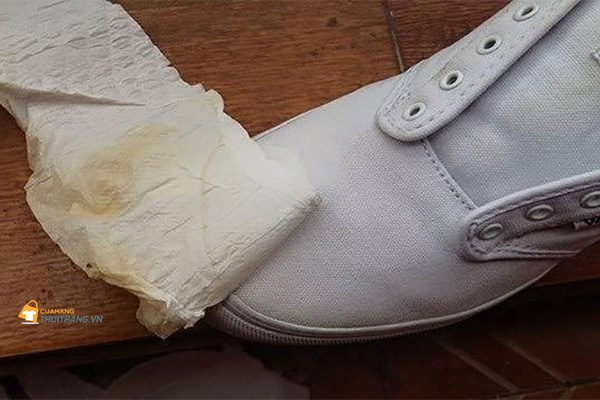 Khi giày đã khô, hãy gỡ khăn giấy ra