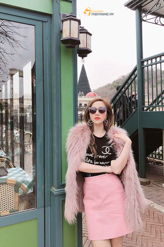 Áo khoác lông hồng khoác ngoài áo phông và chân váy da trẻ trung