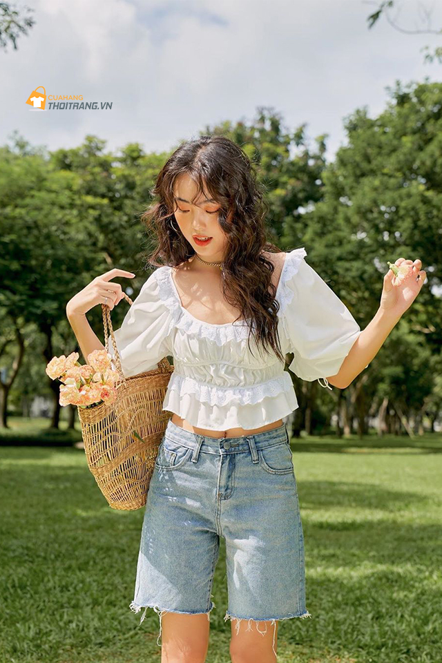 Áo blouse phối với quần jean lửng năng động, trẻ trung, sành điệu