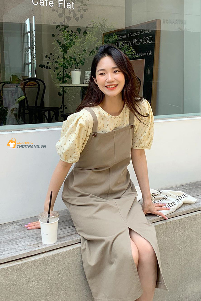 Áo blouse phối yếm tăng thêm vẻ tinh tế dịu dàng