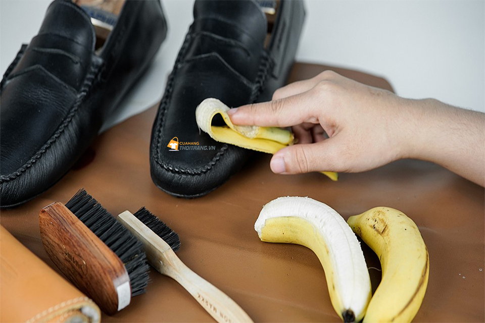 vỏ chuối có chứa chất danning không chỉ giúp loại bỏ vết bẩn mà còn làm cho giày sáng bóng như mới.