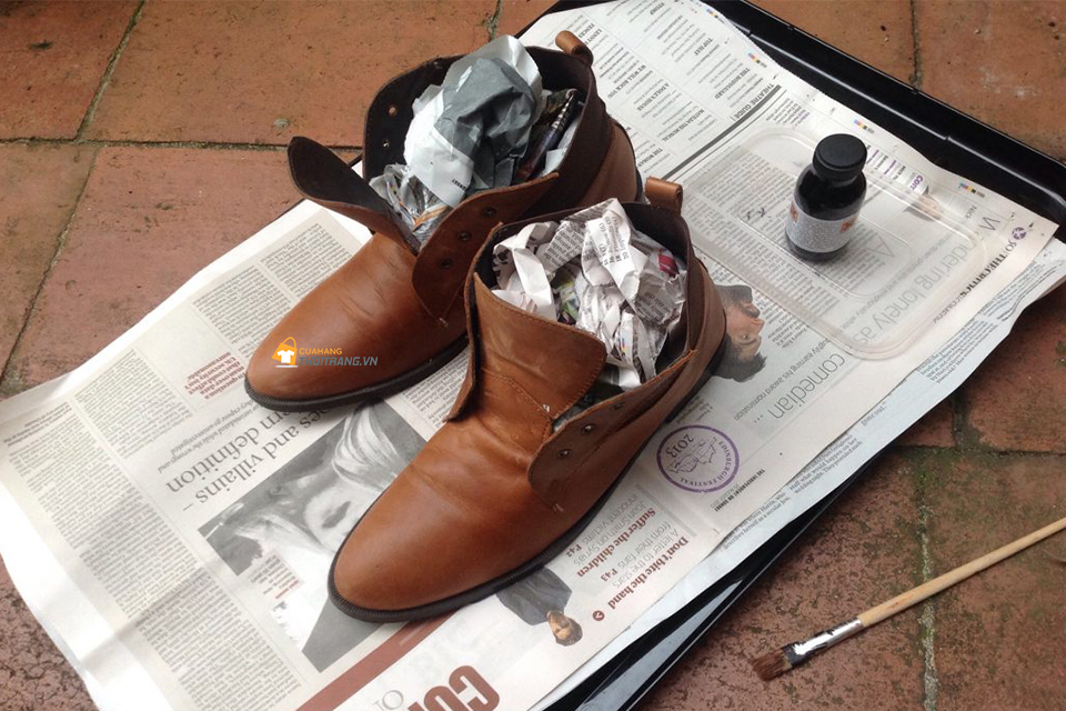 Nhét giấy báo vào trong giày để giữ được form ban đầu và hút ẩm cho giày.