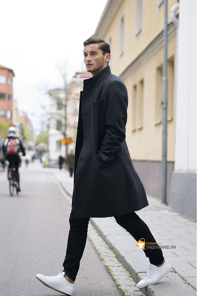 Áo dạ tối màu kết hợp quần jean và giày thể thao năng động