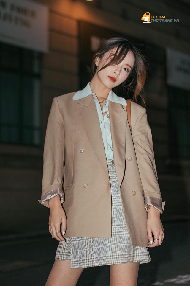 Chân váy kẻ dáng ngắn kết hợp blazer cá tính