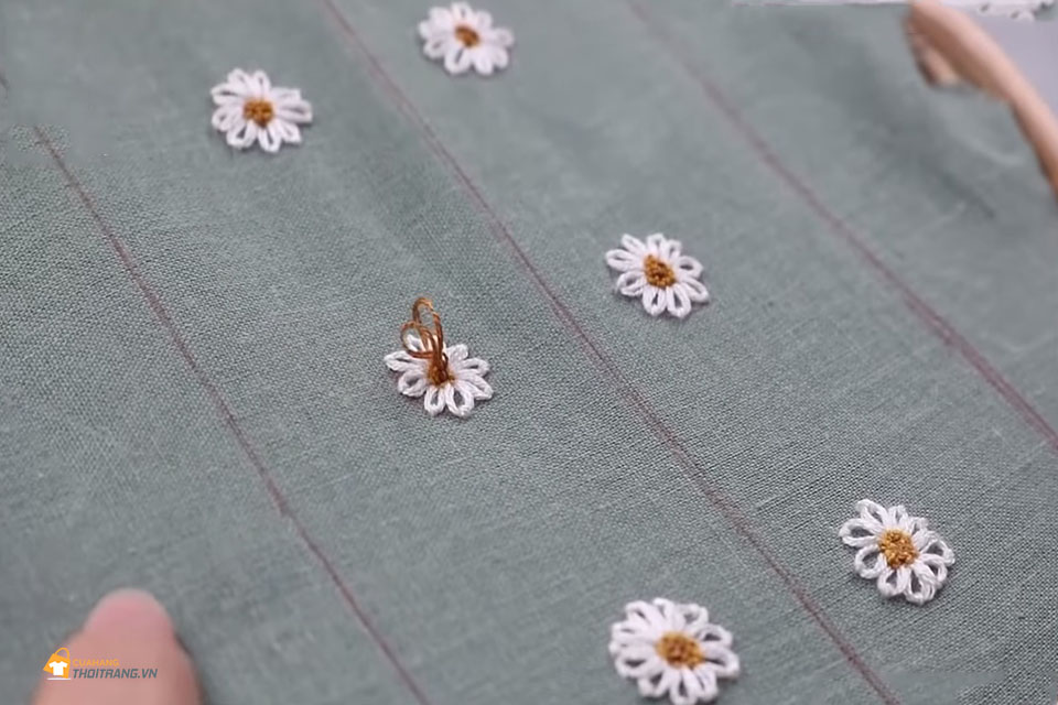 Thêu hoạ tiết hoa cúc lên vải
