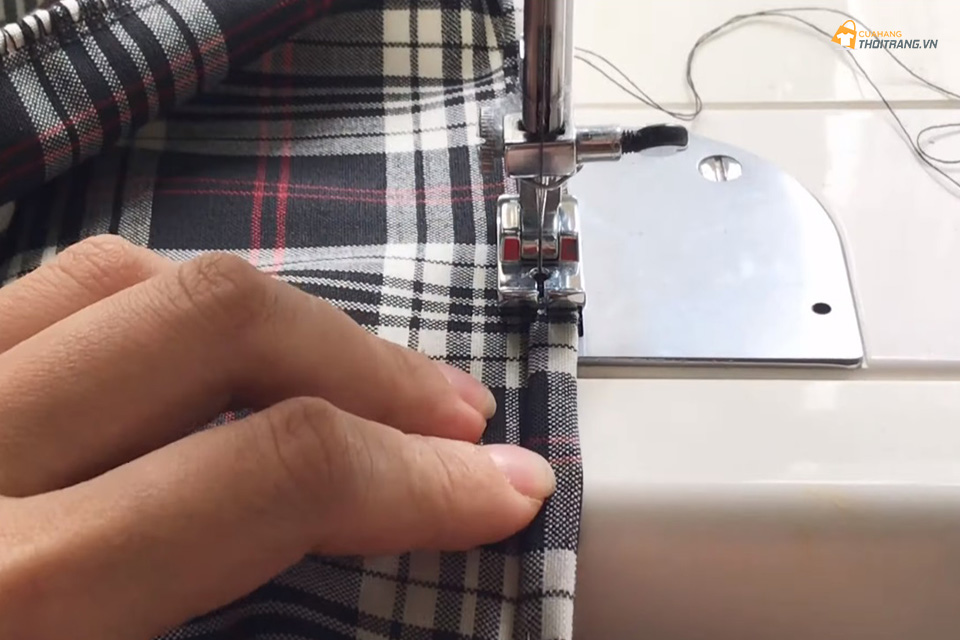 Ở mép vải, bạn gấp 2 lần để giấu phần vải vừa căt rồi may chúng lại