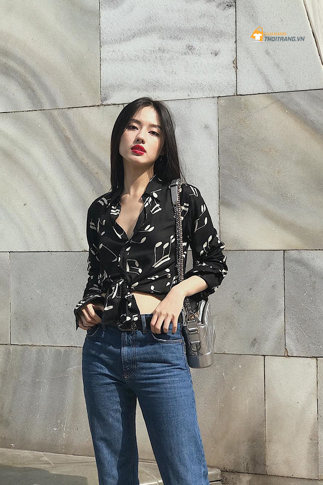 Khánh Linh trẻ trung trong set đồ áo buộc vạt hoạ tiết nốt nhạc phối cùng quần jeans dáng suông.