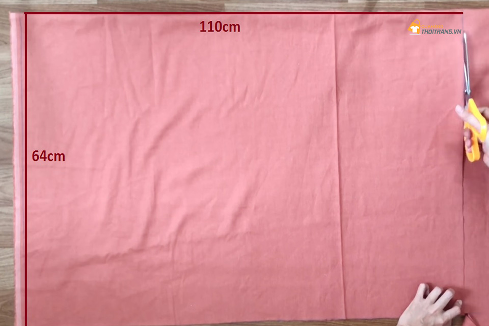 Vẽ HCN rộng 64cm, dài 110cm rồi dùng kéo cắt vải theo kích thước đó