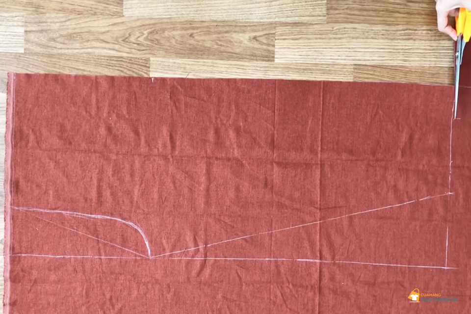 Gập đôi mảnh vải lại, vẽ HCN có chiều rộng 34cm, dài 80cm ròi vẽ thêm các đường như hình