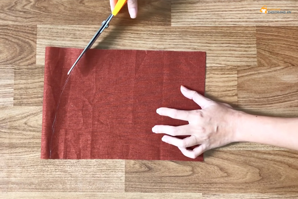 Sang dấu mảnh túi vừa cắt lên một mảnh vải khác nhưng đừng tạo vùng kết nối nhé