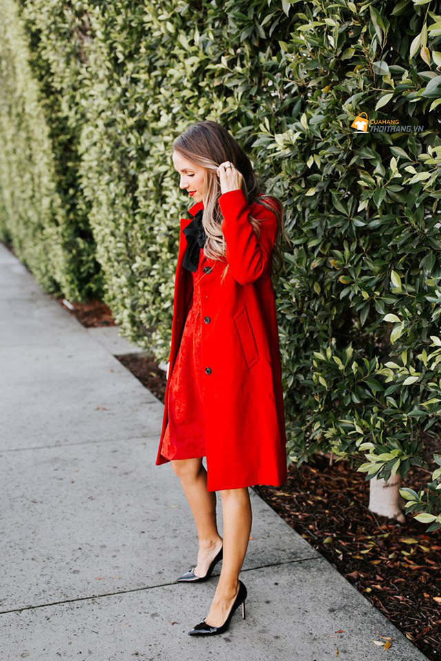 Kết hợp váy đỏ với áo khoác đỏ cho ngày đông ấm áp