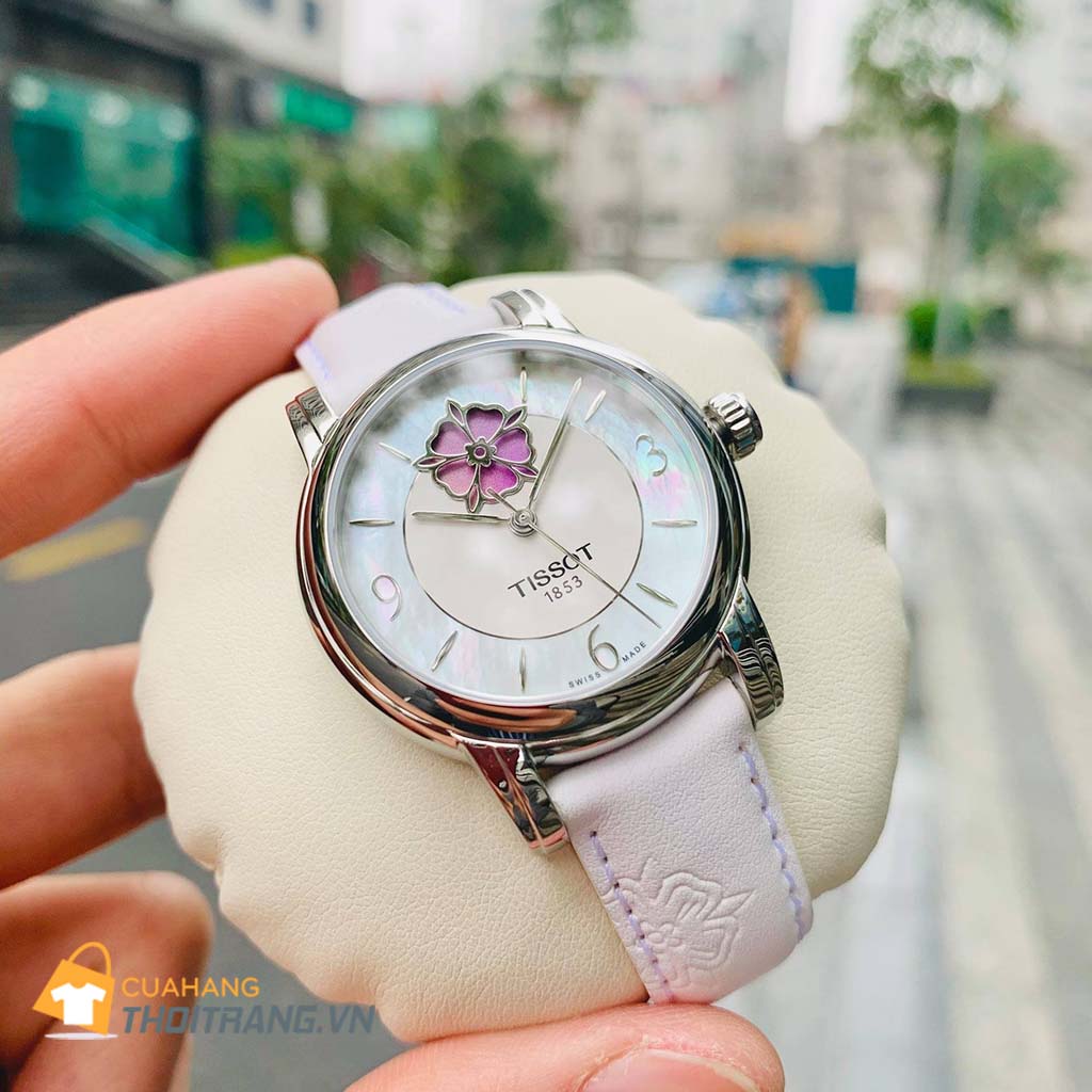 Đồng hồ nữ Tissot Lady Heart Flower chất liệu cao cấp, bền đẹp. Thiết kế tinh tế, hợp thời trang.  Dây da sang trọng. Một điểm đặc biệt ko thể ko nhắc tới đó là bông hồng này có thể thay đổi màu sắc theo từng ngày, rất độc đáo và hiếm lạ