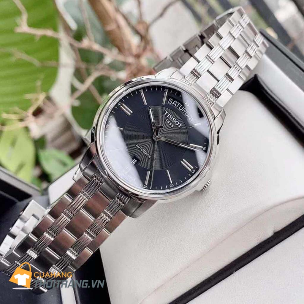 Đồng hồ Tissot Automatic III mặt đen thiết kế lịch lãm với các chi tiết sắc sảo. Mặt kính Sapphire chống xước gần như tuyệt đối. Vỏ và dây dược làm bằng chất liệu thép không gỉ 316L, chịu ăn mòn, chống trấy xước, chống nước 30m.