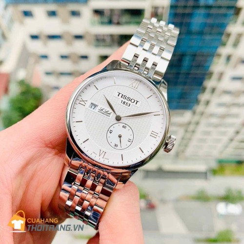 Đồng hồ Tissot LeLocle White gây ấn tượng bởi thiết kế lạ mắt, kim giây rốn đc đặt ở vị trí góc 5h. Mặt kính sapphire chống ăn mòn, chống trầy xước gần như hoàn hảo. Vỏ đồng hồ được chế tác từ thép không gỉ 316L khả năng chịu ăn mòn cao, bền bỉ.