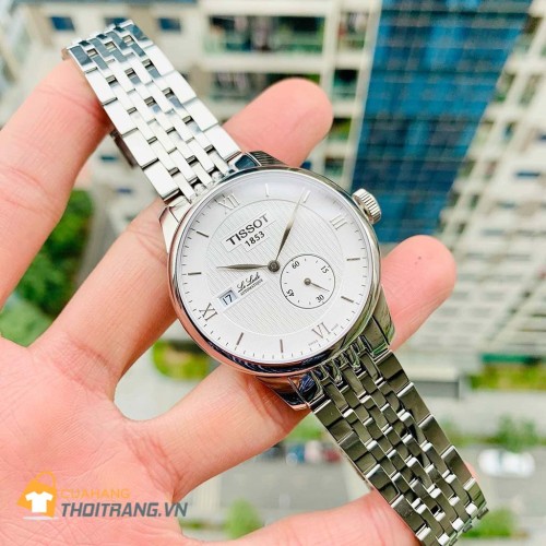 Đồng hồ Tissot LeLocle White gây ấn tượng bởi thiết kế lạ mắt, kim giây rốn đc đặt ở vị trí góc 5h. Mặt kính sapphire chống ăn mòn, chống trầy xước gần như hoàn hảo. Vỏ đồng hồ được chế tác từ thép không gỉ 316L khả năng chịu ăn mòn cao, bền bỉ.