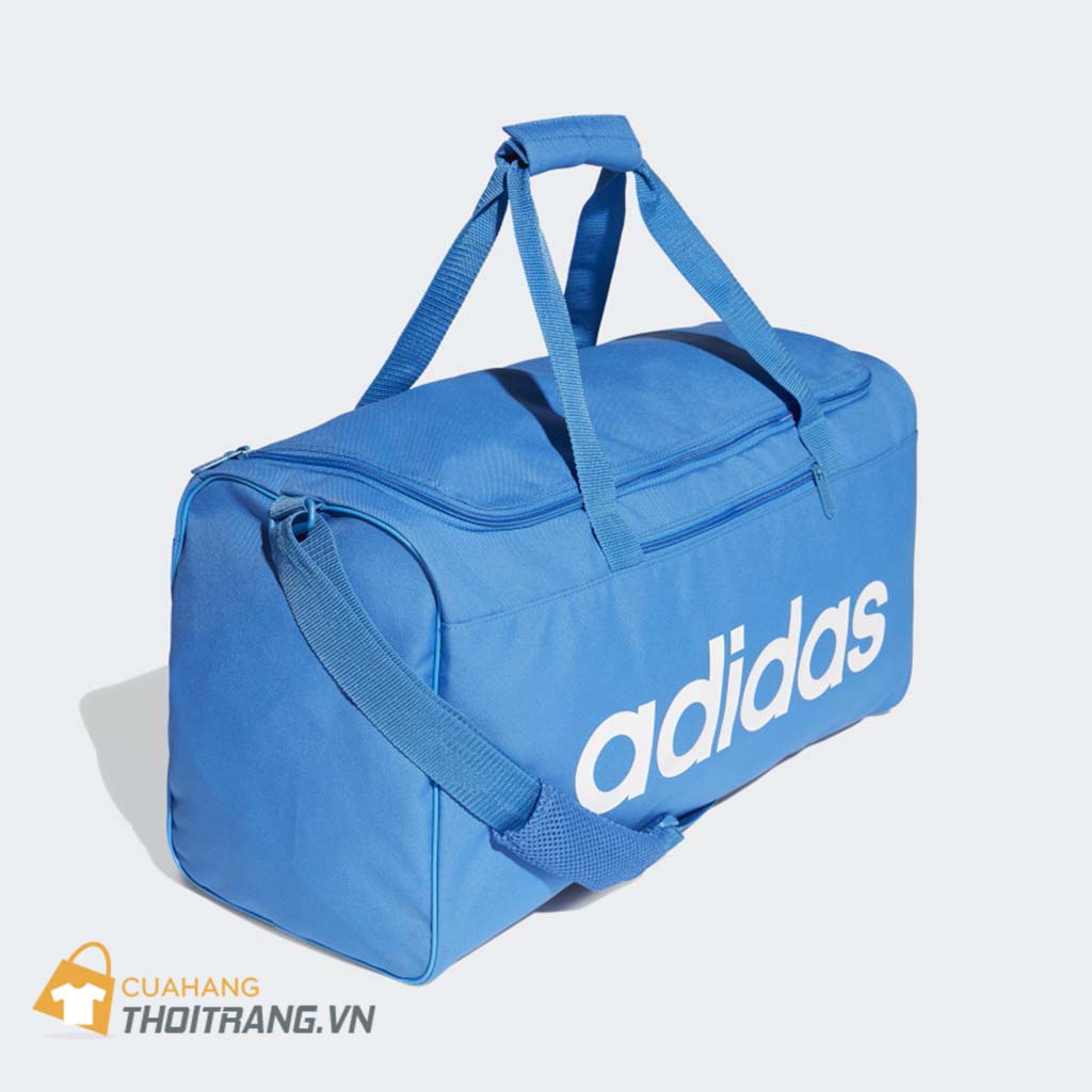 Túi trống thể thao Adidas thiết kế với kiểu dáng đầy thời trang tiện dụng, 1 ngăn chính lớn và 1 ngăn phụ nhỏ đựng vật dụng nhỏ. Quai đeo chắc chắn dễ dàng cấm nắm hoặc đeo vai. Chất liệu vải bố chắc chắc, bền đẹp, cho bạn an tâm sử dụng.