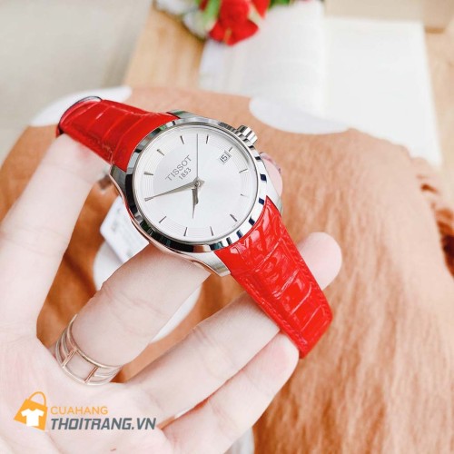 Đồng hồ Tissot Couturier với phiên bản tông đỏ nổi bật, tạo tác này giúp chủ nhân trở thành trung tâm của mọi ánh nhìn. Sở hữu dáng tròn thanh mảnh, Mặt kính làm từ chất liệu đá sapphire không trầy xước, sáng bóng và có khả năng chống va đập cực tốt.