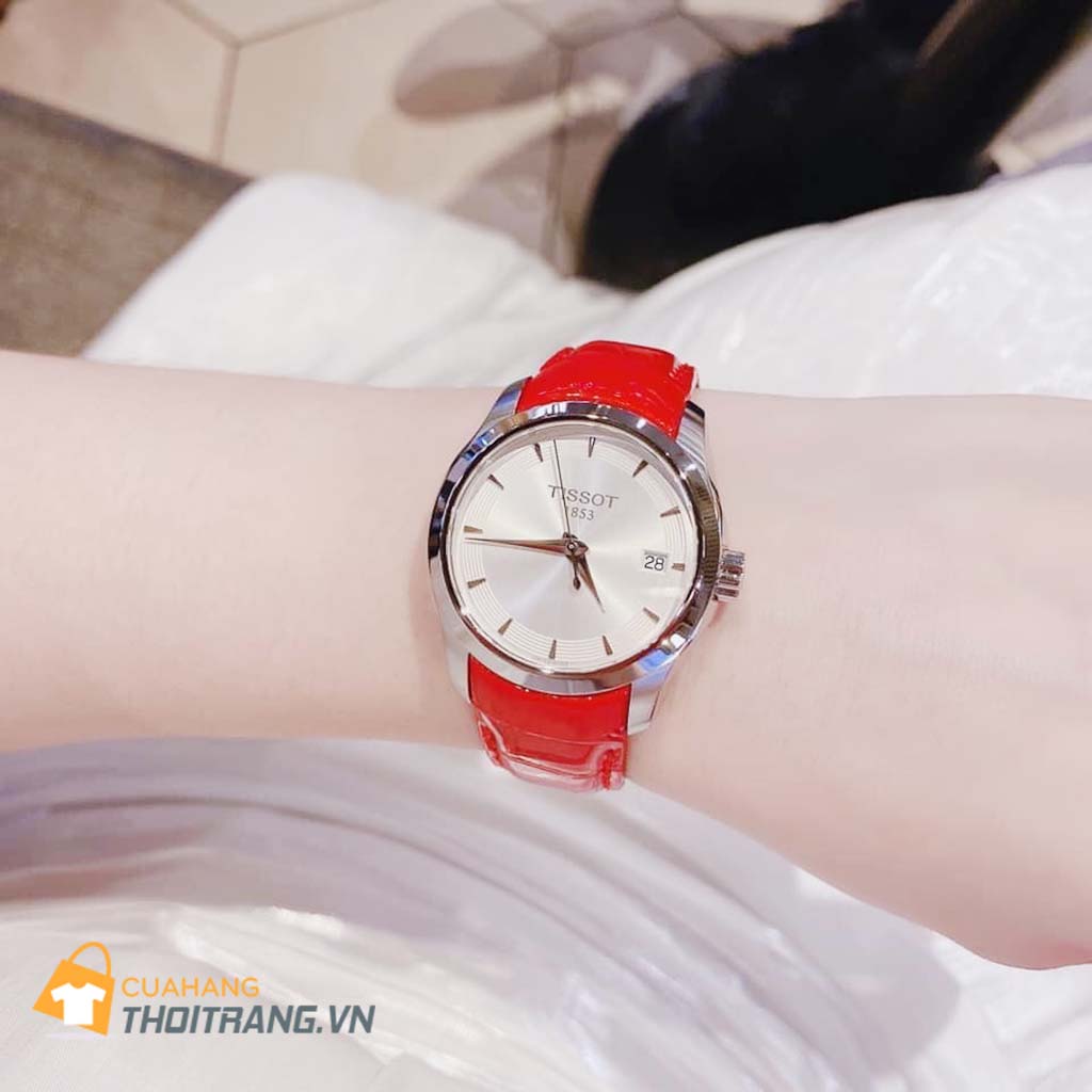 Đồng hồ Tissot Couturier với phiên bản tông đỏ nổi bật, tạo tác này giúp chủ nhân trở thành trung tâm của mọi ánh nhìn. Sở hữu dáng tròn thanh mảnh, Mặt kính làm từ chất liệu đá sapphire không trầy xước, sáng bóng và có khả năng chống va đập cực tốt.