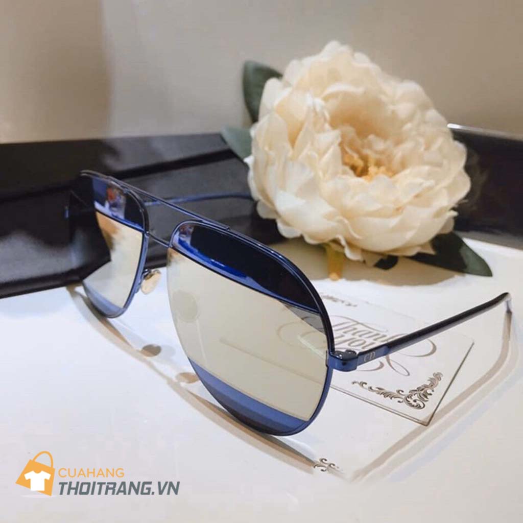 Kính Dior Split Blue Grey Aviator với khả năng chống tia cực tím 100% bảo vệ đôi mắt tránh khỏi những tác động xấu của ánh sáng mặt trời. Gọng kính sang trọng làm bằng kim loại màu vàng, đơn giản nhưng lại rất cá tính.