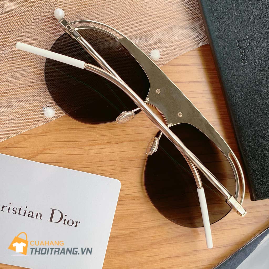 Kính râm Christian Dior DIOREVOL2S không những mang những ưu điểm tốt giúp bảo vệ mắt, kính còn được làm bởi những vật liệu cao cấp. Mắt kính làm từ chất liệu cao cấp, khả năng chịu lực tốt, nhẹ và có độ bền rất cao. 