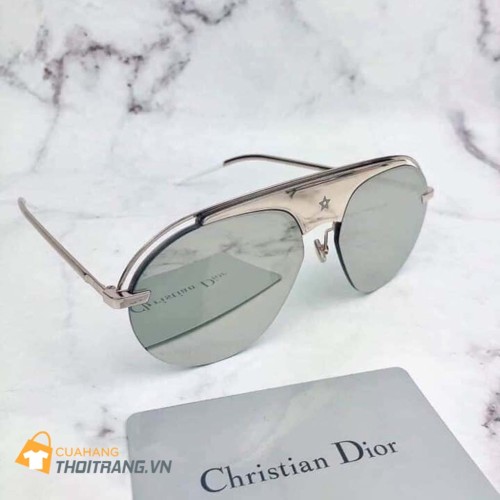 Kính râm Christian Dior DIOREVOL2S không những mang những ưu điểm tốt giúp bảo vệ mắt, kính còn được làm bởi những vật liệu cao cấp. Mắt kính làm từ chất liệu cao cấp, khả năng chịu lực tốt, nhẹ và có độ bền rất cao. 