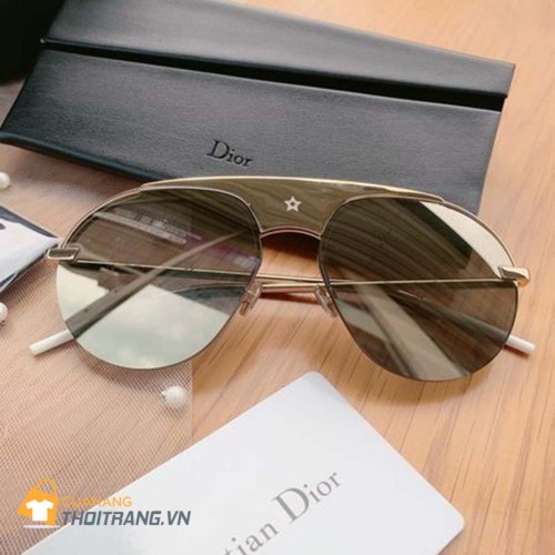 Kính râm Christian Dior DIOREVOL2S không những mang những ưu điểm tốt giúp bảo vệ mắt, kính còn được làm bởi những vật liệu cao cấp. Mắt kính làm từ chất liệu cao cấp, khả năng chịu lực tốt, nhẹ và có độ bền rất cao. 