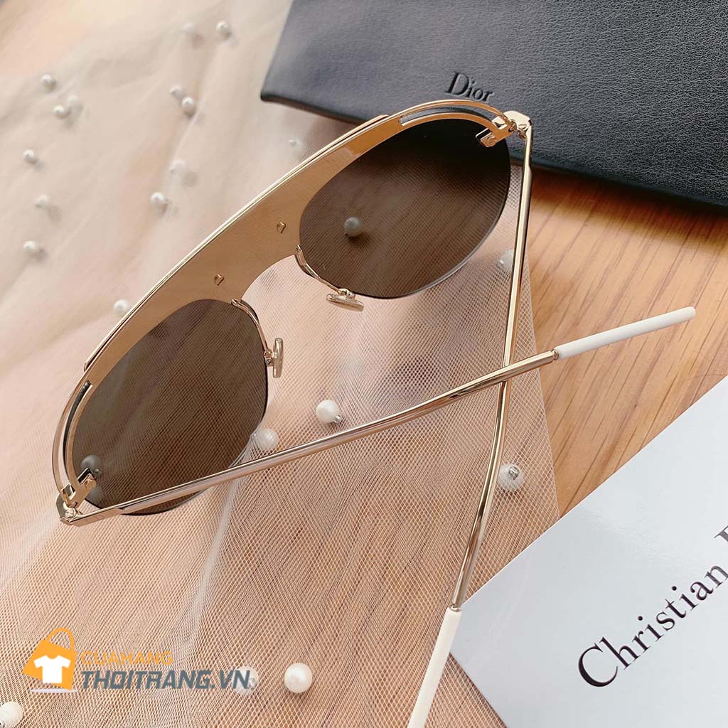 Kính râm Christian Dior DIOREVOL2S không những mang những ưu điểm tốt giúp bảo vệ mắt, kính còn được làm bởi những vật liệu cao cấp. Mắt kính làm từ chất liệu cao cấp, khả năng chịu lực tốt, nhẹ và có độ bền rất cao. 