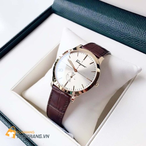 Đồng hồ nam Salvatore Ferragamo Slim Gent mang vẻ đẹp sang trọng. Cọc số hiện đại. Dây da cực sang. Cỗ máy Quartz Thụy Sỹ có độ chính xác cao và bền bỉ. Mặt kính Saphire. Hạn chế trầy xước và chống va đập cực kỳ tốt.