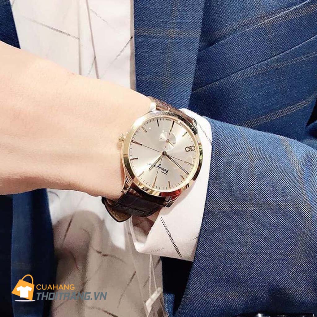 Đồng hồ nam Salvatore Ferragamo Slim Gent mang vẻ đẹp sang trọng. Cọc số hiện đại. Dây da cực sang. Cỗ máy Quartz Thụy Sỹ có độ chính xác cao và bền bỉ. Mặt kính Saphire. Hạn chế trầy xước và chống va đập cực kỳ tốt.