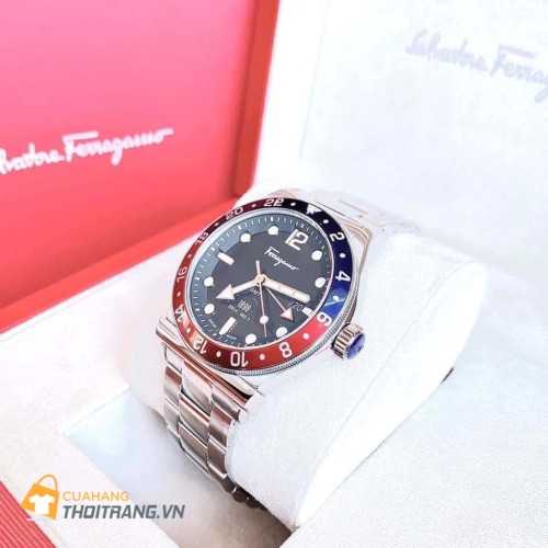 Đồng hồ Salvatore Ferragamo 1898 Sport có bộ máy GMT bằng thạch anh do Thụy Sĩ sản xuất. Vỏ thép đồng hồ có khả năng chống nước ở độ sâu 200 mét với ống dẫn lume bằng nhôm màu đỏ / xanh lam và một đường kính rộng 44 mm.