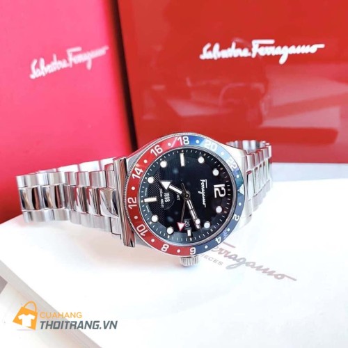 Đồng hồ Salvatore Ferragamo 1898 Sport có bộ máy GMT bằng thạch anh do Thụy Sĩ sản xuất. Vỏ thép đồng hồ có khả năng chống nước ở độ sâu 200 mét với ống dẫn lume bằng nhôm màu đỏ / xanh lam và một đường kính rộng 44 mm.