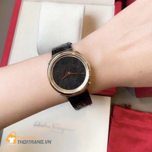 Đồng hồ Salvatore Ferragamo Logomania Quartz Black Dial Ladies Watch với thiết kế tinh tế vô cùng cá tính. Bộ máy Quartz có độ chính xác cao, dây da vân cá sấu với đường chỉ đồng điệu giúp hoàn thiện sự thanh lịch của chiếc đồng hồ của phái nữ.