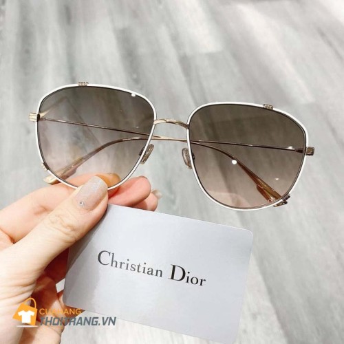 Kính Dior Monsieur 3 với thiết kế trang nhã, đơn giản mà tinh tế, giúp bảo vệ mắt, kiểu mắt vuông có thể đeo được trên nhiều khuôn mặt và đồng thời kết hợp được với các bộ trang phục khác nhau giúp người đeo thoải mái nhất trong khi sử dụng.