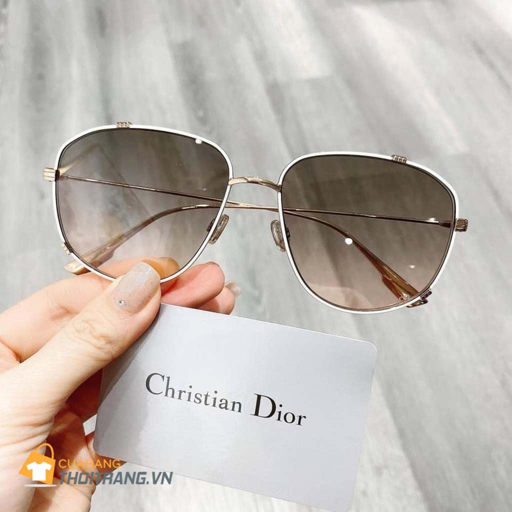 Kính Dior Monsieur 3 với thiết kế trang nhã, đơn giản mà tinh tế, giúp bảo vệ mắt, kiểu mắt vuông có thể đeo được trên nhiều khuôn mặt và đồng thời kết hợp được với các bộ trang phục khác nhau giúp người đeo thoải mái nhất trong khi sử dụng.