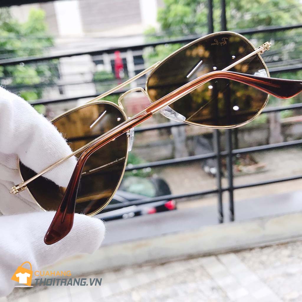 Kính mát Rayban Aviator được thiết kế có độ đàn hồi cao, kiểu mắt chuồn chuồn phù hợp với nhiều khuôn mặt. Khung và gọng kinh được làm từ hợp kim cao cấp, mạ vàng tươi sáng, màu sắc bền đẹp. Kính chống tia UV, chống tia cực tím, chống chói lóa rất tốt