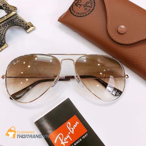 Kính mát Rayban Aviator được thiết kế có độ đàn hồi cao, kiểu mắt chuồn chuồn phù hợp với nhiều khuôn mặt. Khung và gọng kinh được làm từ hợp kim cao cấp, mạ vàng tươi sáng, màu sắc bền đẹp. Kính chống tia UV, chống tia cực tím, chống chói lóa rất tốt