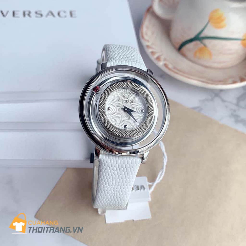 Đồng hồ Versace Venus VEQV00118 với đường kính 39mm nhỏ gọn. Mặt kính Sapphire chống xước, chịu va đập cực tốt. Dây da vân thằn lằn đẹp và sang trọng. Điểm nhấn nổi bật là viên đá quý màu đỏ gắn trên nền mặt đồng hồ