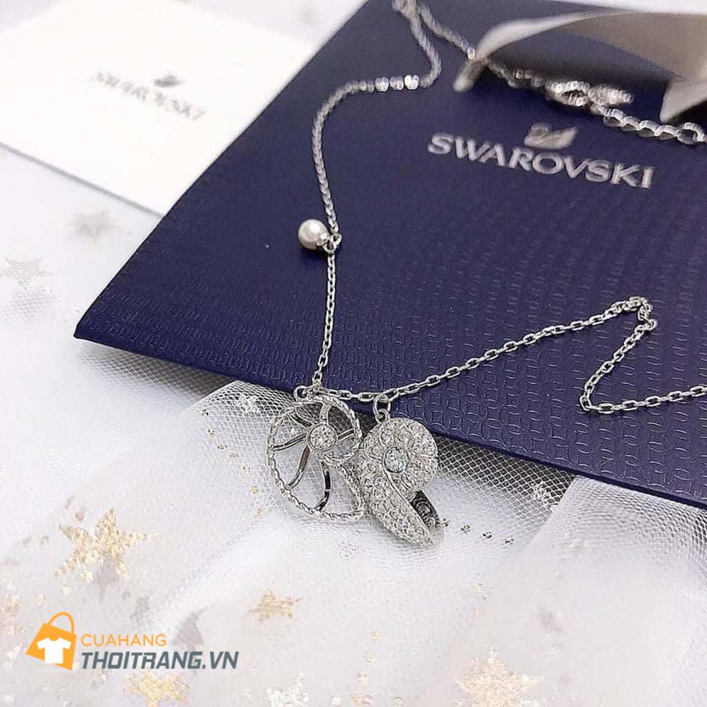 Dây chuyền Swarovski Shell Nautilus sở hữu kiểu dáng thời thượng với chi tiết đính pha lê lấp lánh như những viên kim cương sang trọng tạo nên vẻ đẹp phóng khoáng, tinh tế và dịu dàng.