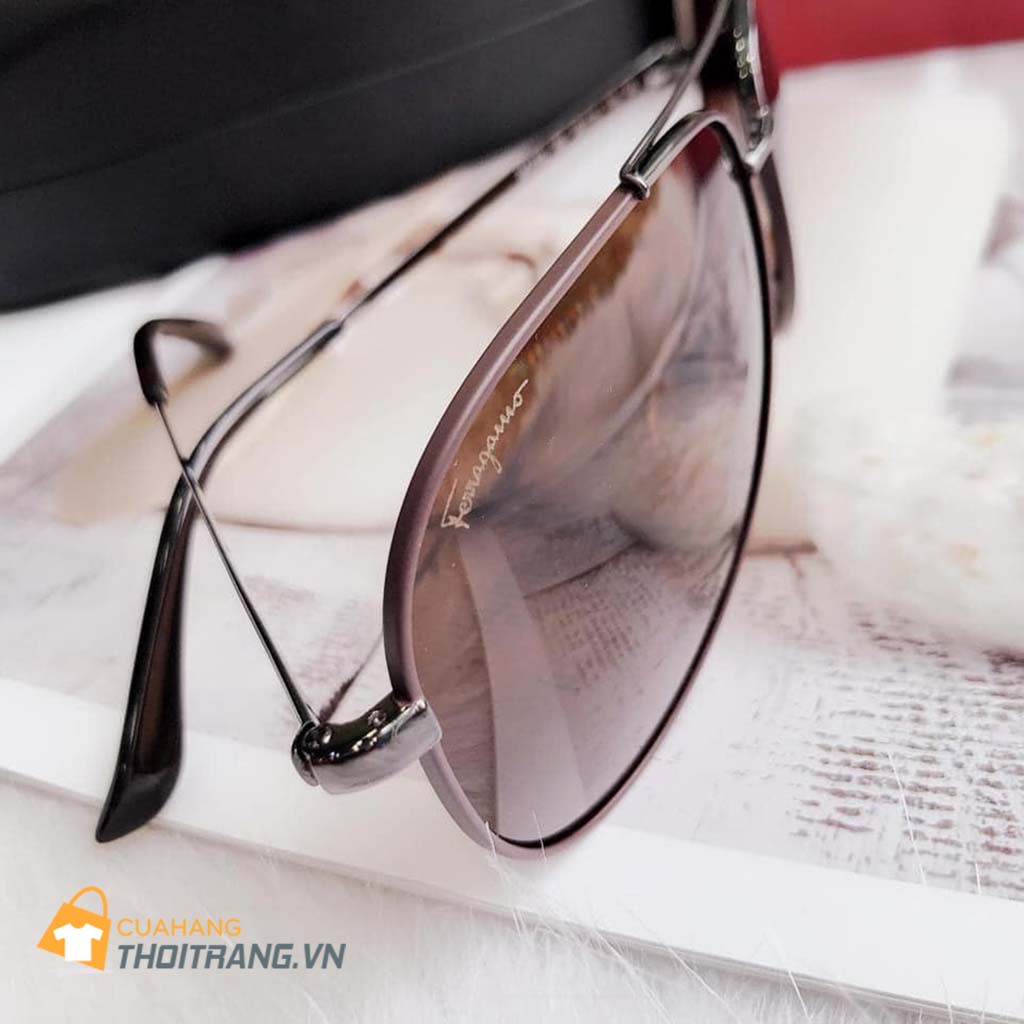 Kính mát Salvatore Ferragamo Brown Aviator Sunglasses phù hợp cho cả nam và nữ. Thiết kế kiểu dáng thời trang, màu sắc sang trọng nổi bật tôn lên cá tính, sự sang trọng thời thượng mang đẳng cấp quốc tế cho khách hàng sử dụng. 