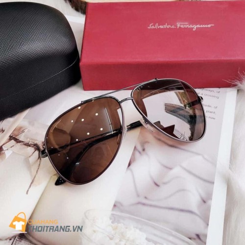 Kính mát Salvatore Ferragamo Brown Aviator Sunglasses phù hợp cho cả nam và nữ. Thiết kế kiểu dáng thời trang, màu sắc sang trọng nổi bật tôn lên cá tính, sự sang trọng thời thượng mang đẳng cấp quốc tế cho khách hàng sử dụng. 