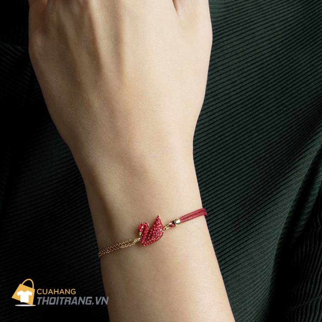 Lắc tay thiên nga đỏ Swarovski mang thiết kế thanh lịch, thể hiện sự duyên dáng và sang trọng của một con thiên nga. Được trang trí một cách tinh tế với những viên pha lê đỏ, nó lấp lánh nhẹ nhàng và phù hợp với bất kỳ bộ trang phục nào